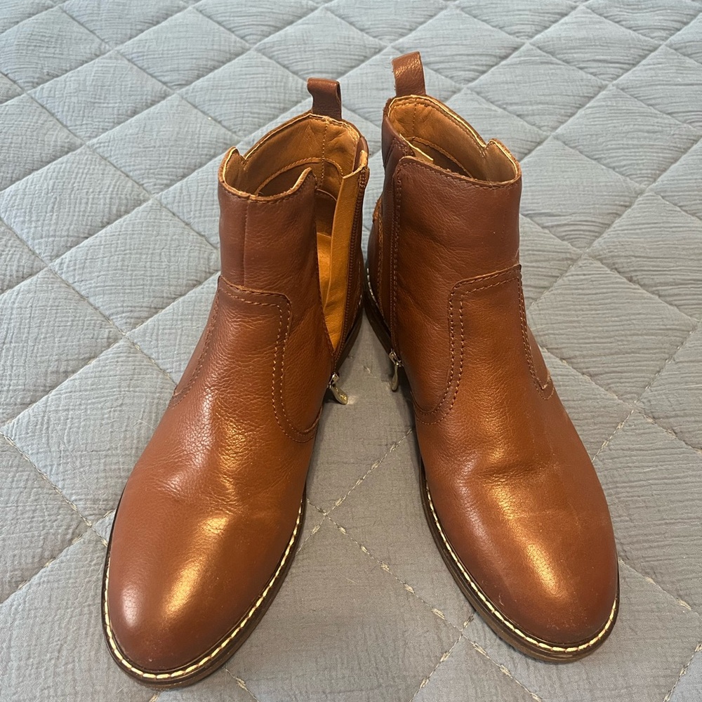 Easy Spirit Brown Ankle Boots with Classic Design